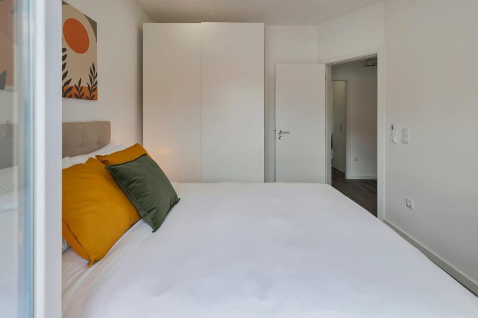 Bed, Photo of the whole room, Decorative detail, Bedroom, wardrobe