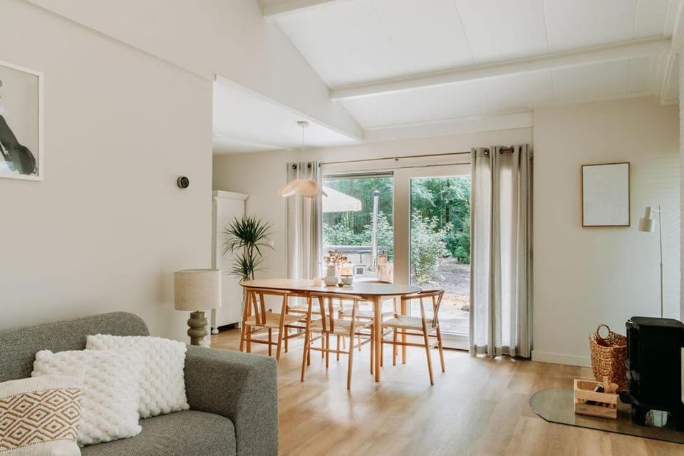 Living room, Seating area, Dining area, Entertainment, fireplace, internet