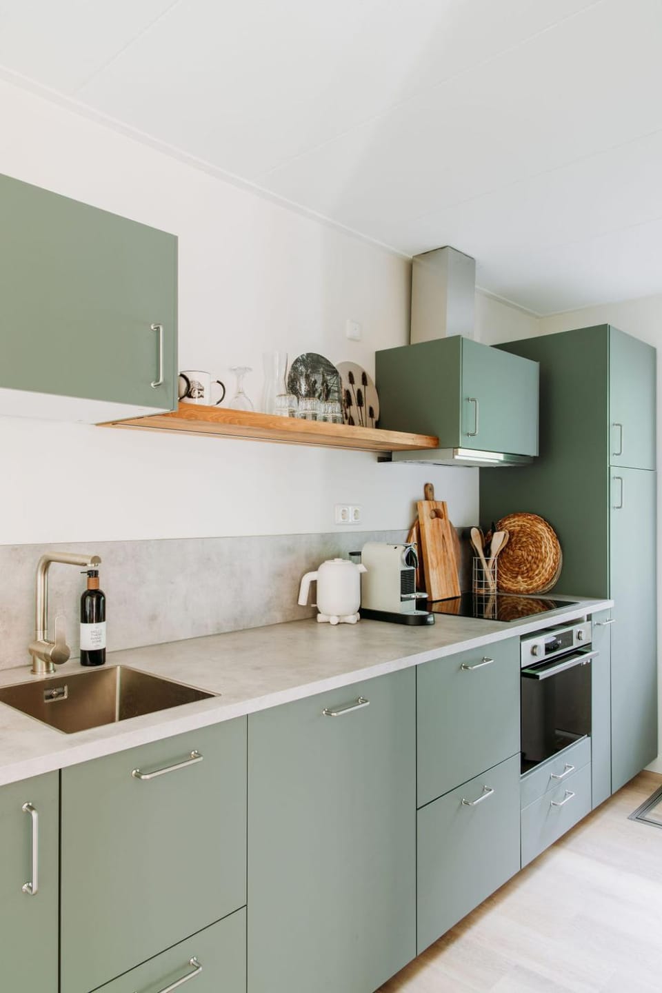 Coffee/tea facilities, dishwasher, microwave, oven, kitchen