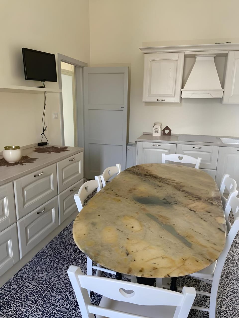 Kitchen or kitchenette, Dining area