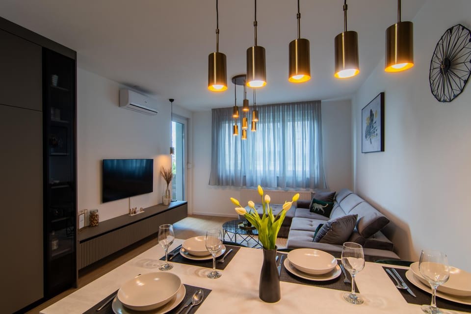 Restaurant/places to eat, TV and multimedia, Living room, Seating area, Dining area