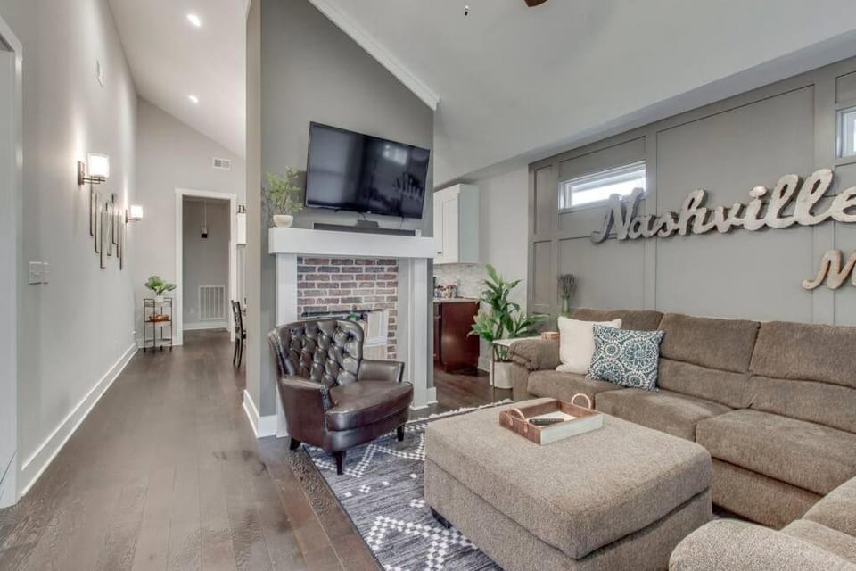 New Spacious Home 2 Miles From Downtown House in Nashville