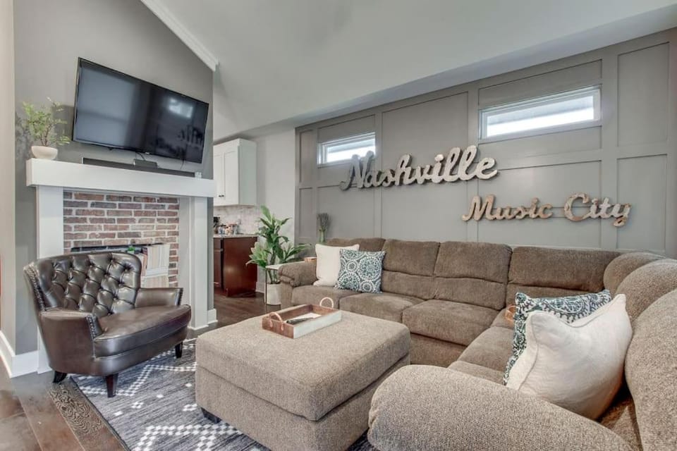 New Spacious Home 2 Miles From Downtown House in Nashville