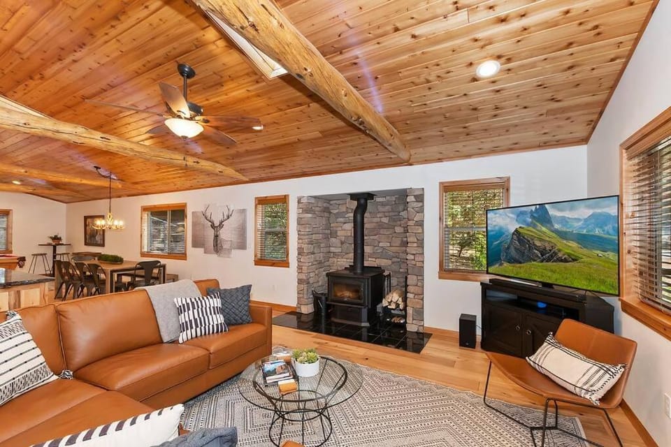 Elk Lodge Hot Tub Game Room House in Big Bear