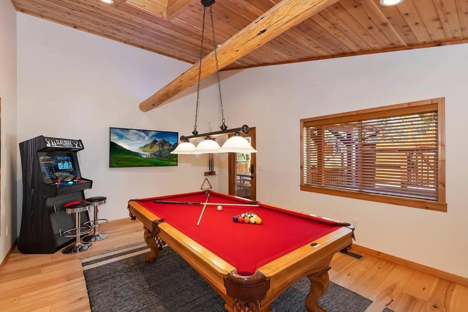 Elk Lodge Hot Tub Game Room House in Big Bear