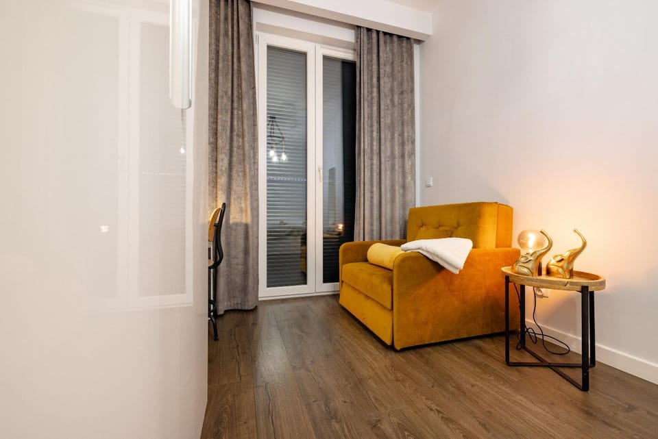Bed, Photo of the whole room, Seating area, Bedroom
