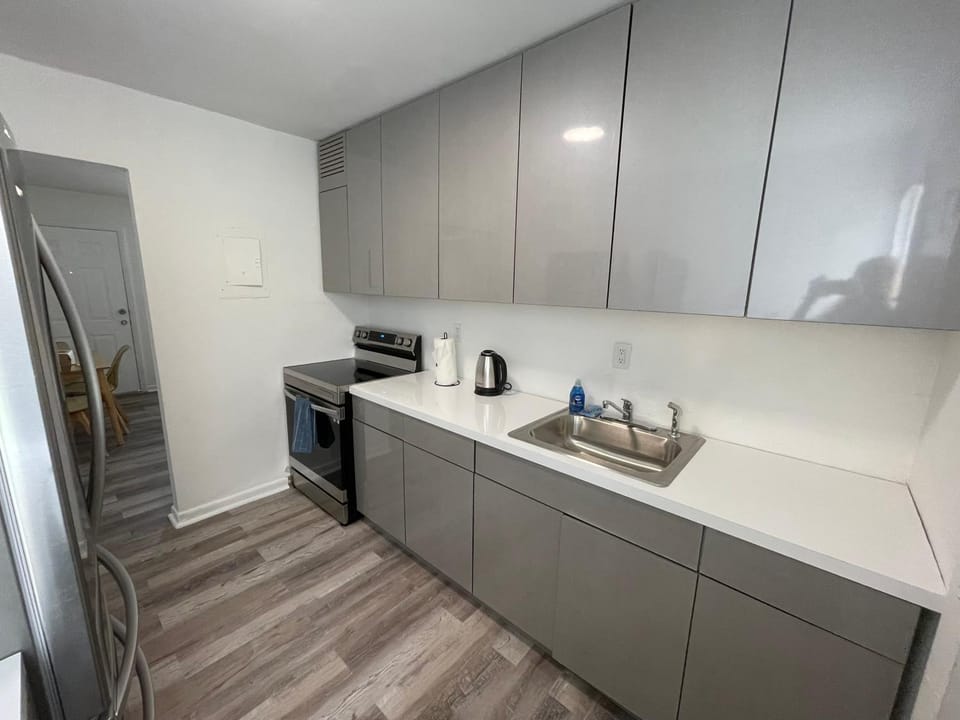 Coffee/tea facilities, Kitchen or kitchenette, oven, stove