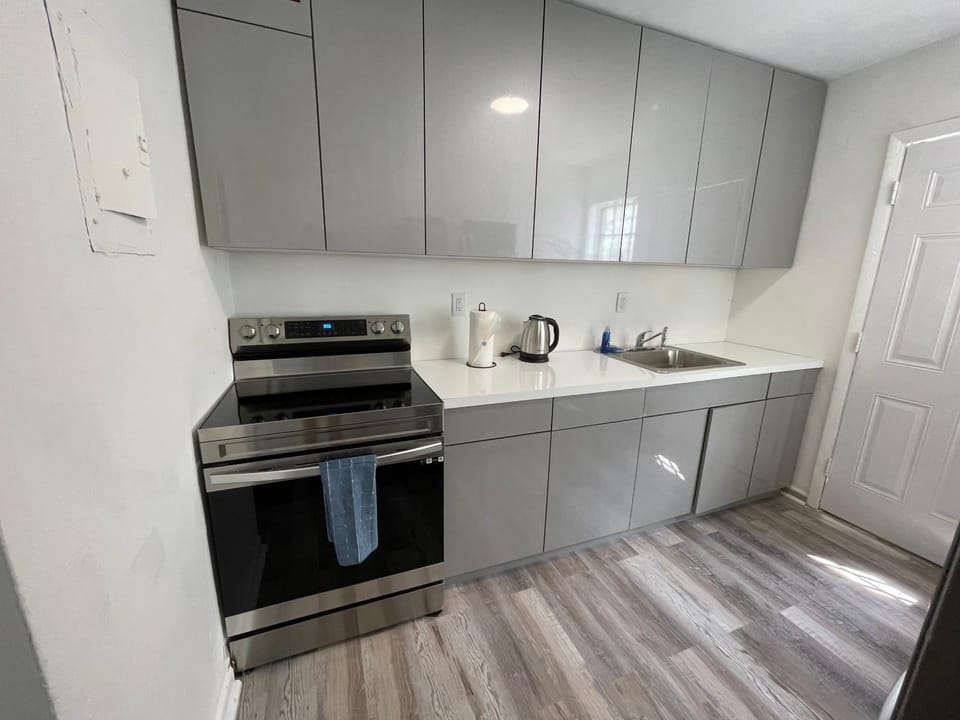Coffee/tea facilities, Kitchen or kitchenette, oven, stove