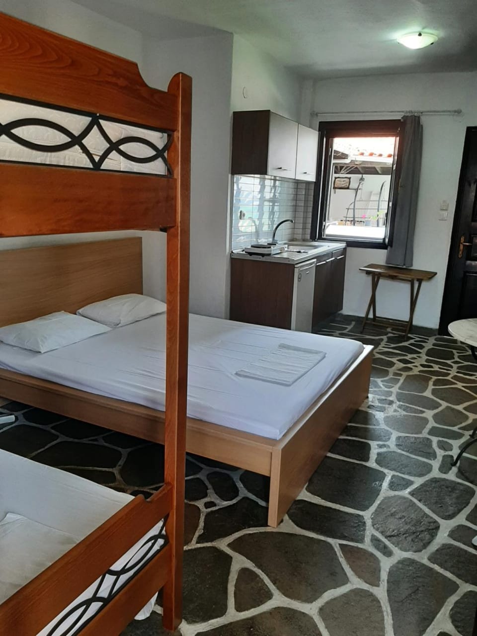 Photo of the whole room, furniture