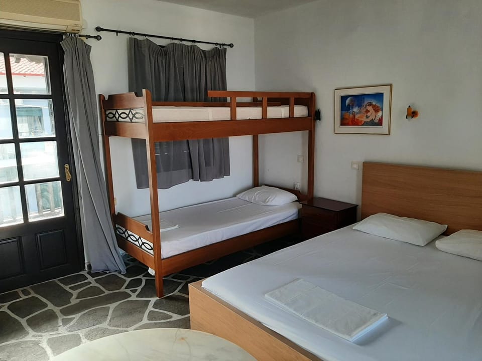 Bedroom, bunk bed