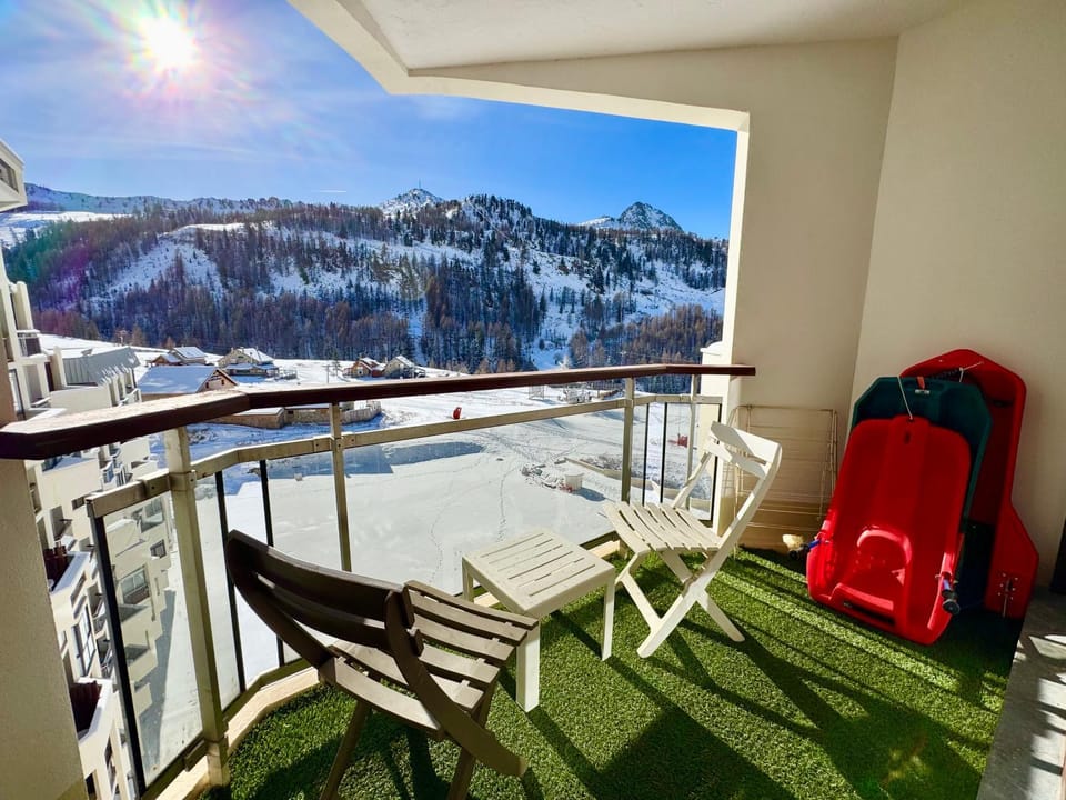 Property building, Skiing, Balcony/Terrace, Balcony/Terrace
