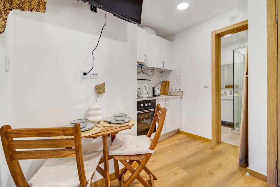 Modern cocoon studio in Santos w AC | By Airnest Apartment in Lisbon
