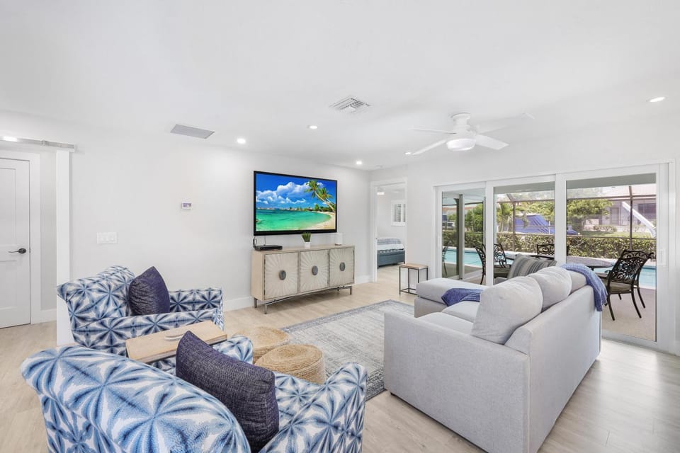 Waterfront home with table tennis, pool and dock House in Marco Island