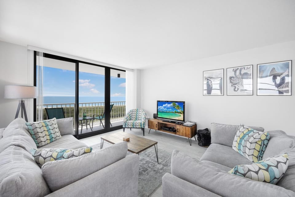 Corner beachfront condo with pool, gym and ocean views House in Marco Island