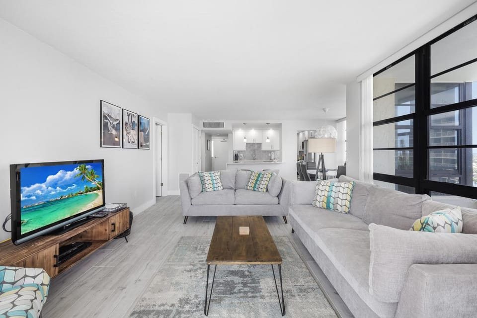 Corner beachfront condo with pool, gym and ocean views House in Marco Island