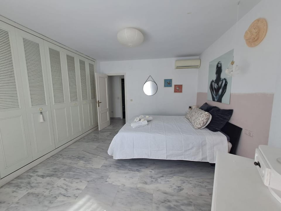 Holidays & Home Vistas Benalmadena Costa,2 hab ,piscinas , garaje Apartment in Benalmadena