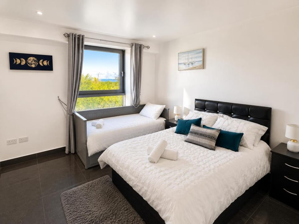 Ocean Park Apartments - Oceanfront - Free Parking and Fast WiFi Apartment in Edinburgh