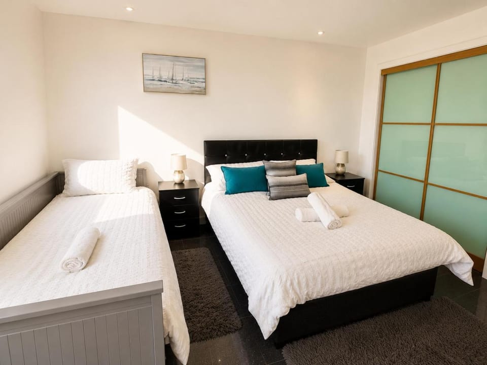 Ocean Park Apartments - Oceanfront - Free Parking and Fast WiFi Apartment in Edinburgh