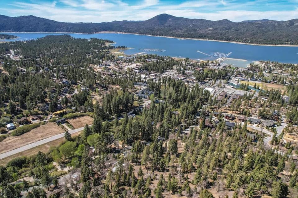 Knickerbocker Summit Spa Near The Village House in Big Bear
