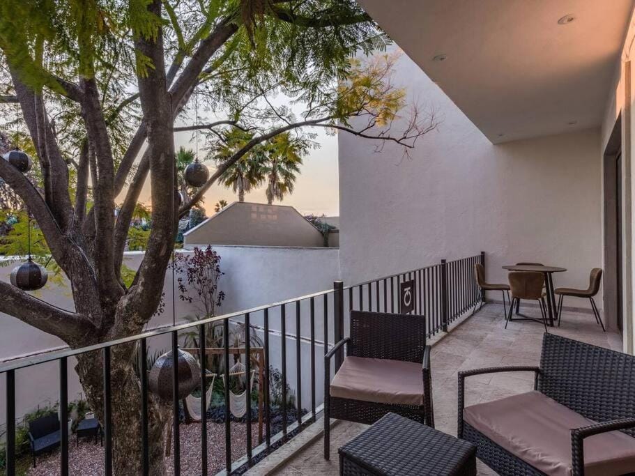 Luxury 2BR Condo AC Near Rosewood 3 min walk Apartment in San Miguel de Allende