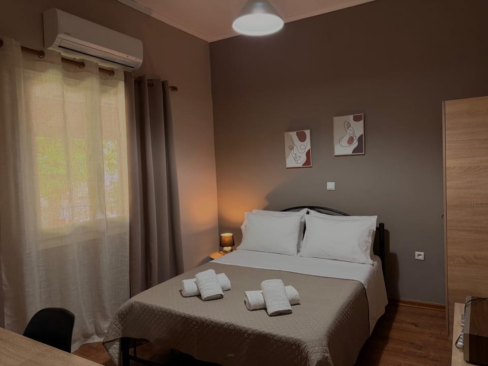 Bed, Bedroom, towels