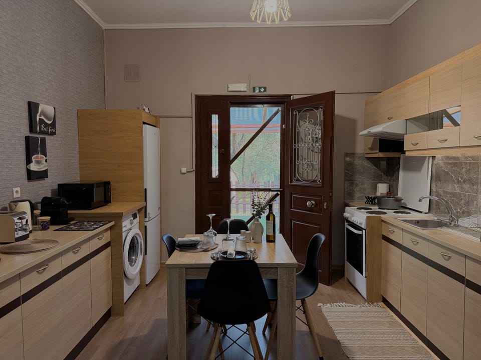 Kitchen or kitchenette, Dining area, minibar, kitchen