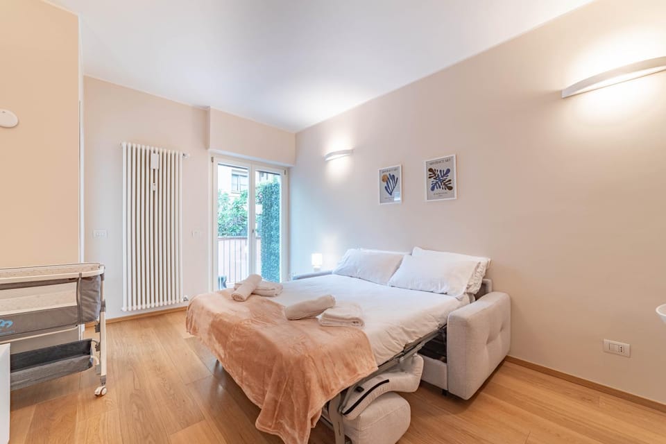 Bed, Photo of the whole room, towels
