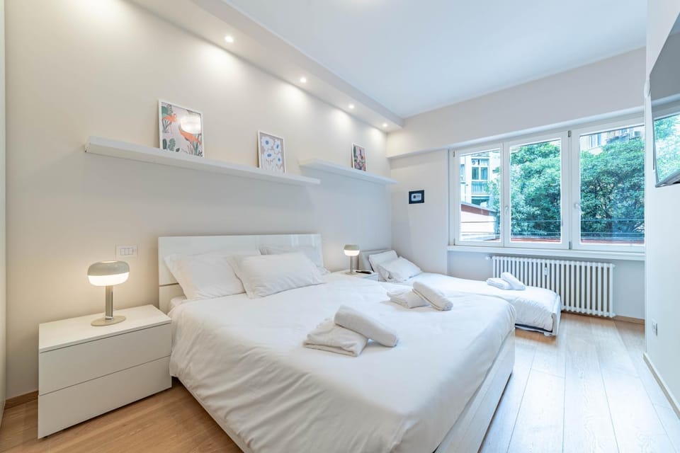 Photo of the whole room, Bedroom, towels