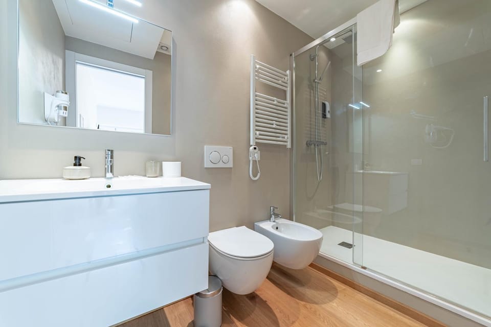 Shower, Toilet, Bathroom, bidet, towels