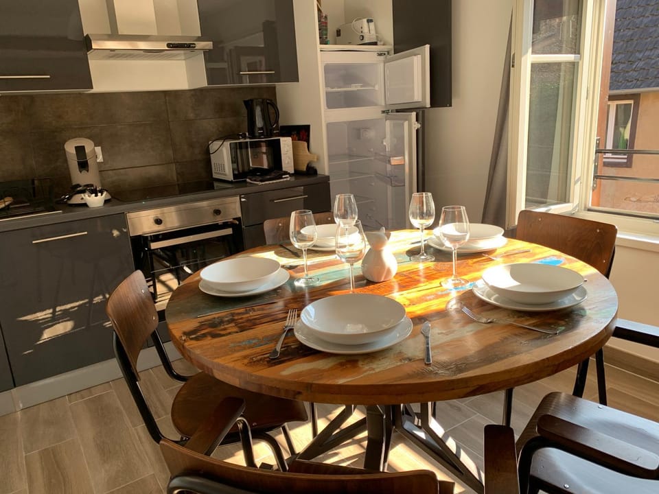Coffee/tea facilities, Kitchen or kitchenette, Dining area, dishwasher, oven, stove, toaster
