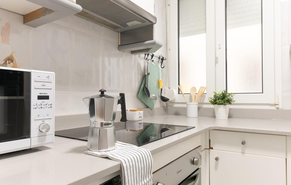 Coffee/tea facilities, Kitchen or kitchenette, stove
