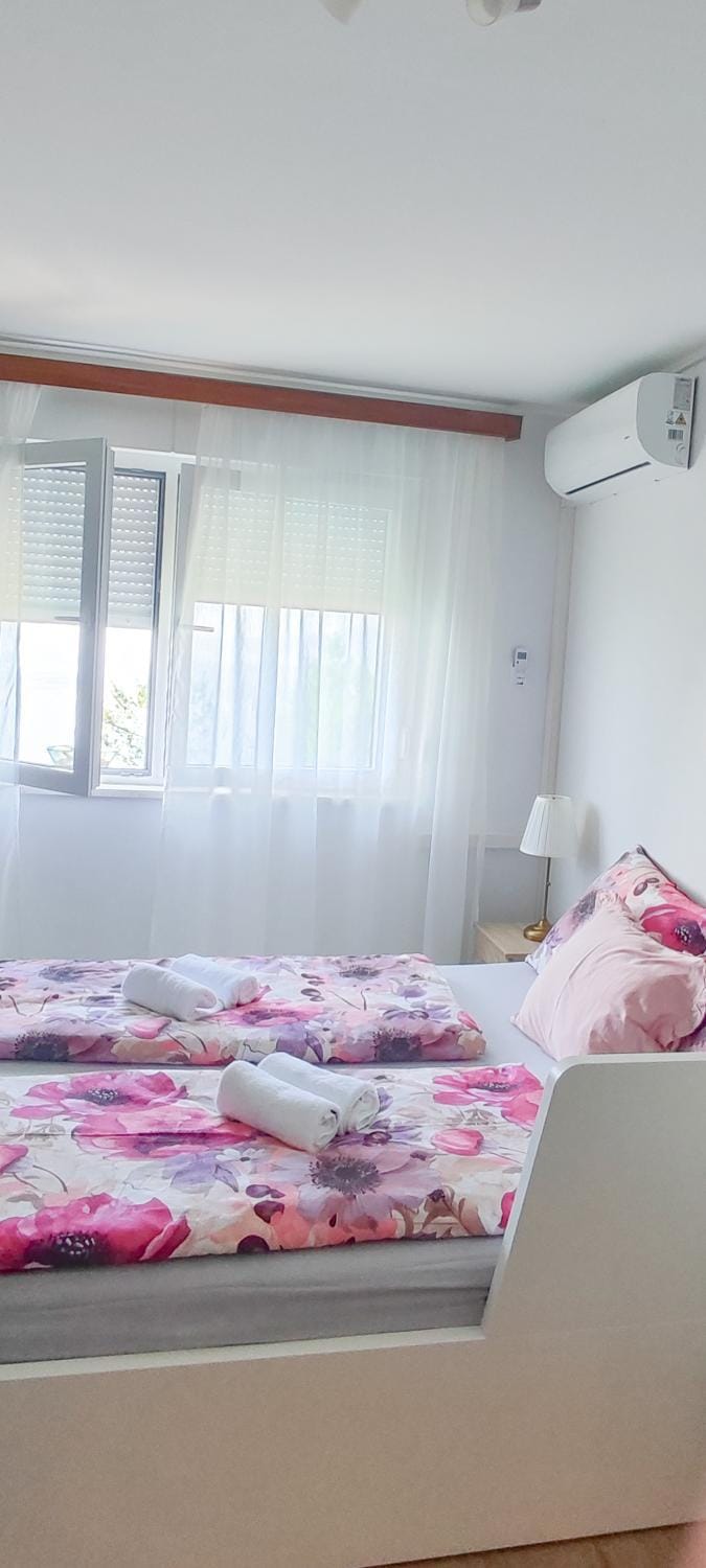 Bed, Photo of the whole room, Bedroom, towels, air conditioner