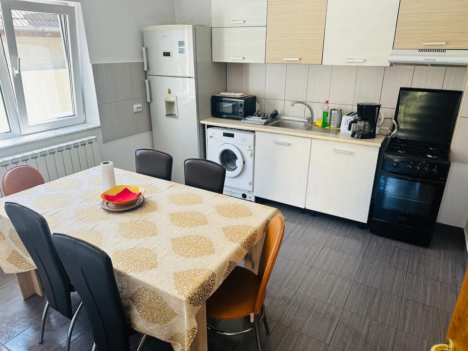 Kitchen or kitchenette, Dining area, oven, stove, toaster
