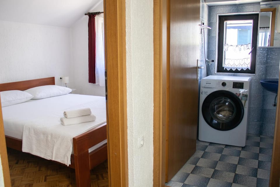 Bed, Bedroom, towels, washing machine