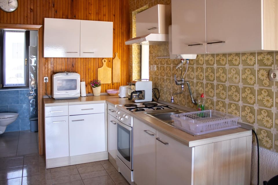 Kitchen or kitchenette, oven, stove