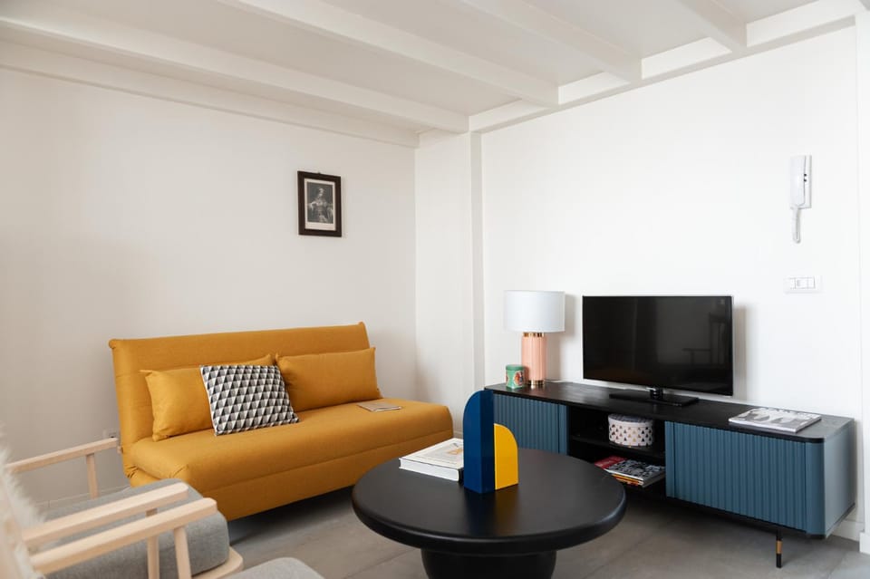 Communal lounge/ TV room, TV and multimedia, Living room, Seating area, Evening entertainment