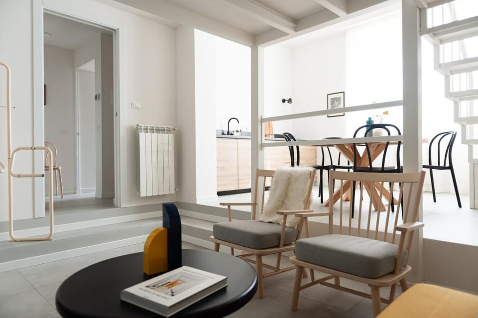Kitchen or kitchenette, Living room, Seating area, Dining area