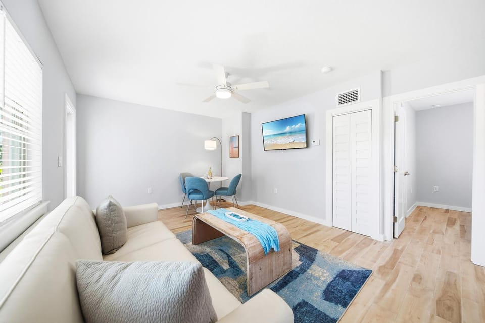 TV and multimedia, Living room, Seating area, Dining area, internet, air conditioner