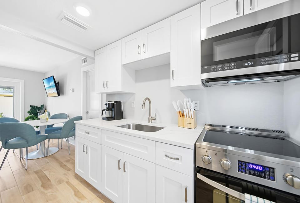 Coffee/tea facilities, internet, microwave, oven, stove, toaster, towels, kitchen, air conditioner