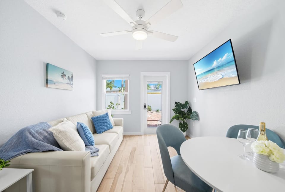 TV and multimedia, Living room, Seating area, Dining area, Garden view, Inner courtyard view, internet, air conditioner