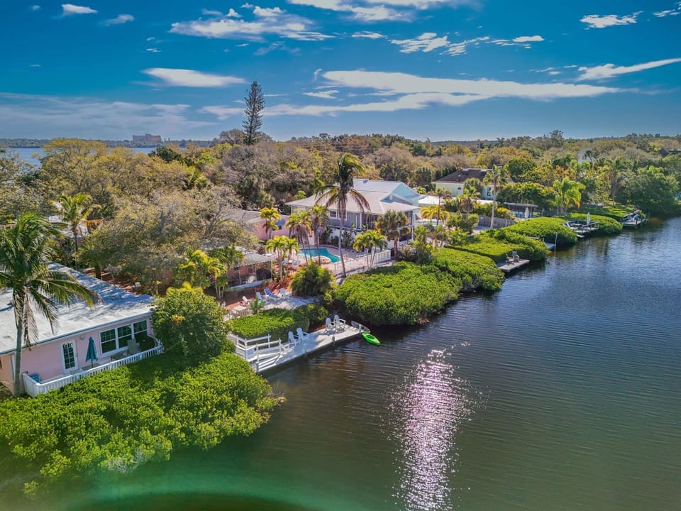 Property building, Patio, Natural landscape, Activities, Bird's eye view, Fishing, Garden, Balcony/Terrace, Canoeing, Lake view, Swimming pool, Sports, internet, sunbed