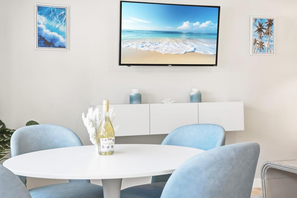 TV and multimedia, Seating area, Dining area, Garden view, Alcoholic drinks, Non alcoholic drinks, Inner courtyard view, internet, air conditioner