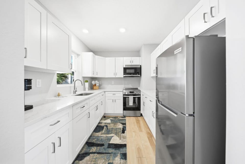 Coffee/tea facilities, internet, microwave, oven, stove, toaster, towels, kitchen, air conditioner