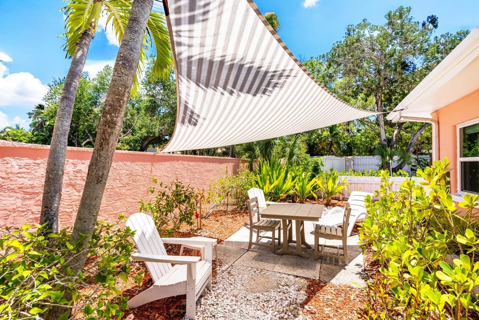 Patio, Garden, Seating area, Dining area