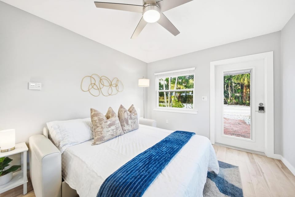 Bed, TV and multimedia, Living room, internet, air conditioner