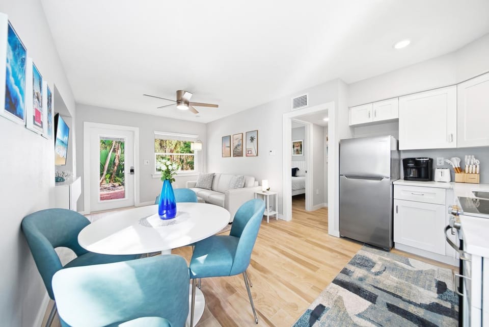 Living room, Decorative detail, Seating area, Dining area, internet, kitchen, air conditioner