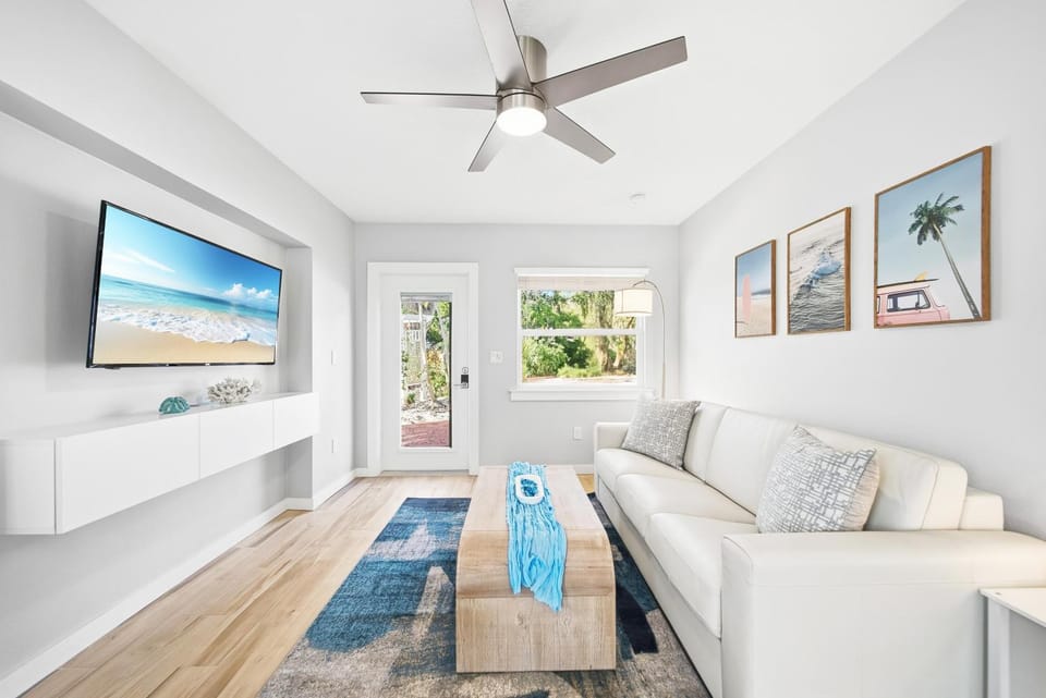 TV and multimedia, Living room, Decorative detail, Seating area, internet, air conditioner