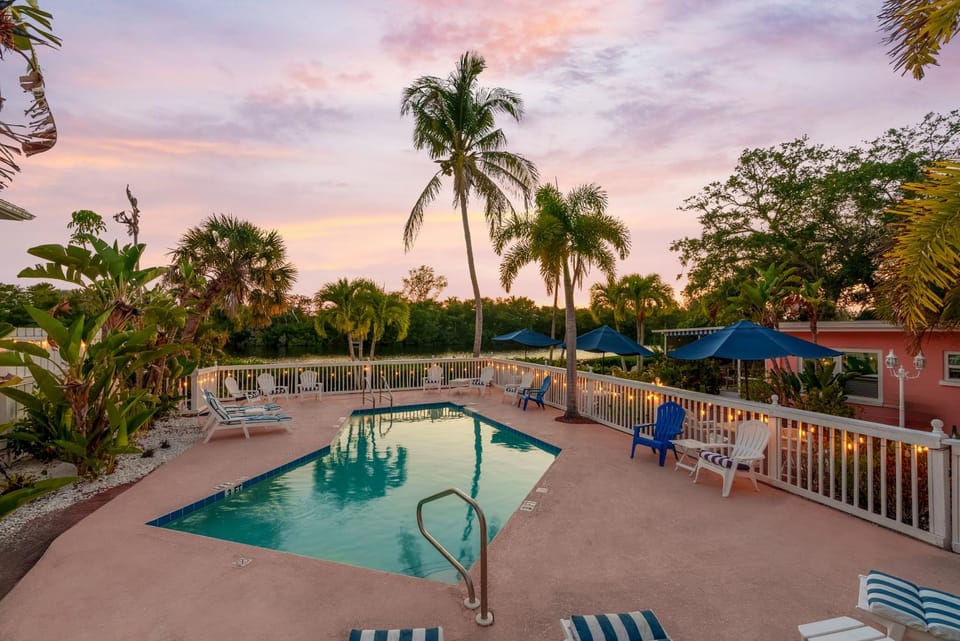 Patio, Natural landscape, Balcony/Terrace, Seating area, Lake view, Swimming pool, Sunset, sunbed
