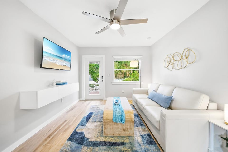 TV and multimedia, Living room, Decorative detail, Seating area, internet, air conditioner