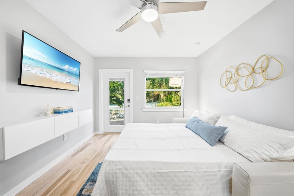Bed, TV and multimedia, Living room, Decorative detail, internet, air conditioner